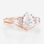 1ct Colorless VS+ Pear Shaped Lab Grown Diamond Rings Sets Classic 4-Prong Engagement Ring with Simple V-shaped ring Set in Rose Gold
