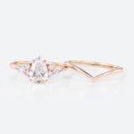 1ct Colorless VS+ Pear Shaped Lab Grown Diamond Rings Sets Classic 4-Prong Engagement Ring with Simple V-shaped ring Set in Rose Gold