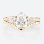 1ct Colorless VS+ Pear Shaped Lab Grown Diamond Rings Sets Classic 4-Prong Engagement Ring with Simple V-shaped ring Set in Yellow Gold