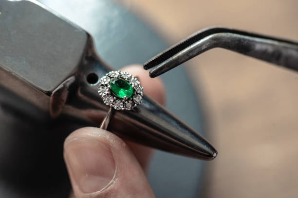 Lab-Grown vs Natural Emerald: The Ultimate Guide to Choosing Your Dream Gem Lab-Grown vs Natural Emerald: The Ultimate Guide to Choosing Your Dream Gem