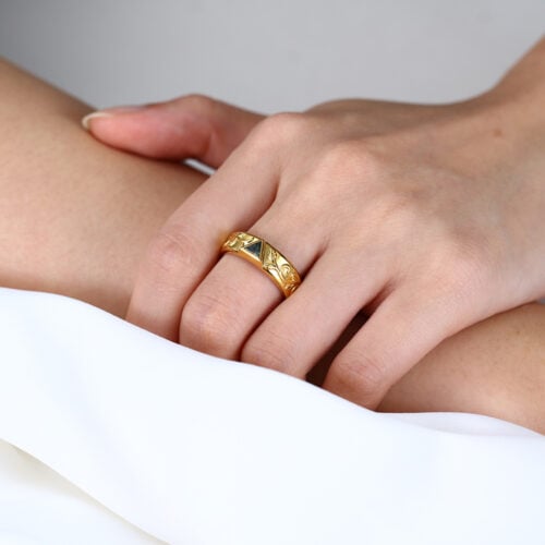 Triangle Cut Moss Agate Wide Band with Vine-Pattern Engraving in Yellow Gold