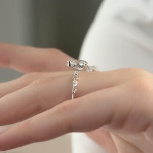 The “Old Money” Engagement Ring Trend Everyone Wants Right Now