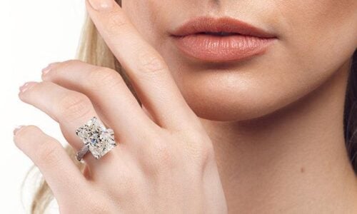 jewelry vs luxury handbags The Jewelry Trends Women in Their 30s Are Choosing Instead of Luxury Handbags