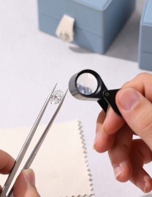 LisaJewelryUS is selecting diamonds that meet the customer's requirements and conducting quality inspections.